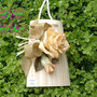Tegolina in legno con rose in pasta di mais