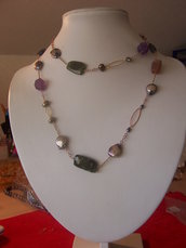 Collana in pietra dura adularia, peridoto, ametista, iolite e perle