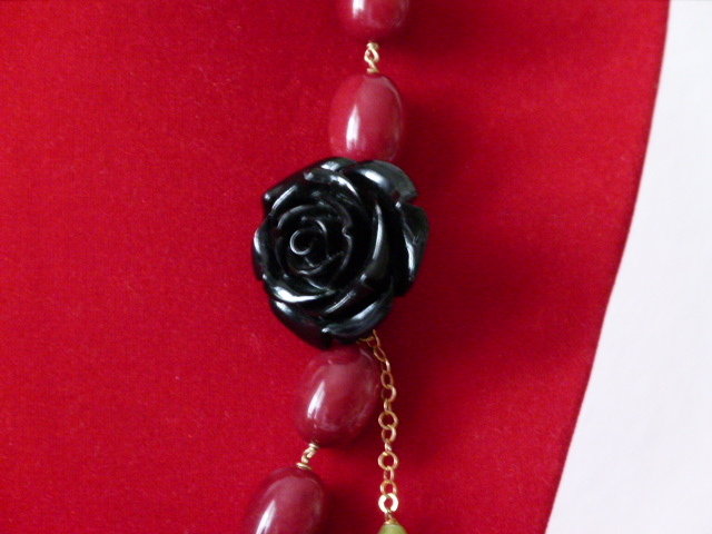 Collana In Vera Giada Naturale – Ciondolo Fiore Intagliato A Mano Con Granato E Onice, Portafortuna, Regolabile