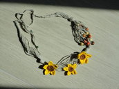 collana di spago con fiori e perline
