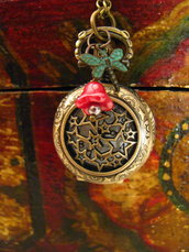Reloj colgante tipo relicario con libélula y flor roja de cristal checo