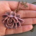 Colgante rosa lila con libélula, cristal checo y piedra natural