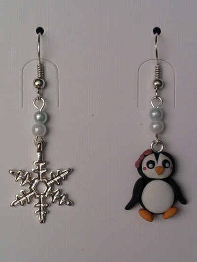 Orecchini con pinguina, fiocco di neve e perle fimo Orecchini con pinguina, fiocco di neve e perle fimo