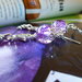 Orecchini con charms ragno e ragnatela in argento anticato e sfere craquelè viola