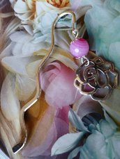Segnalibro in metallo argentato con agata fucsia e rosa in argento anticato