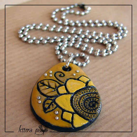 Quot;IMPRONTE, Girasole" - Collana Con Ciondolo In Fimo Giallo Inciso E Dipinto A Mano