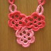 Collana fiore a croquet rosa-corallo