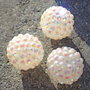 1 perla bianca iridescente con strass a rilievo in lucite