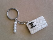 Portachiavi con mini pochette stile Chanel e perle fimo