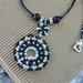 girocollo nero con medaglione di perline bianche e nere