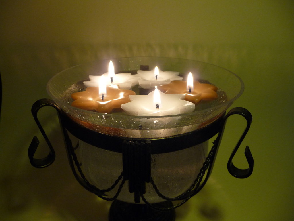 28 Candele Galleggianti Color Panna, Diametro 5 Cm, 5,5 Ore Di Durata, Cereria Di Giorgio, Ideali Per Centrotavola E Atmosfere Romantiche