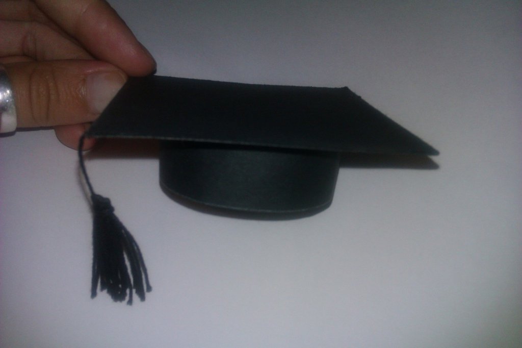 Salvadanaio A Forma Di Matita Con Cappello Da Laureato – Resina Colorata, 11 Cm, Bomboniera Laurea (4 Modelli Assortiti)