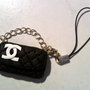 Phonestrap mini pochette stile Chanel nera fimo
