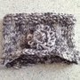 fascia tonalità dei grigi con fiore in lana fatta a mano