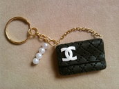 Portachiavi con mini pochette stile Chanel e perle fimo