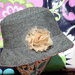 Cappello bambina in lana con fiore chiffon e interno in stoffa