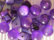 Lotto 25 pezzi: perle viola plastica + chips madreperla vend.