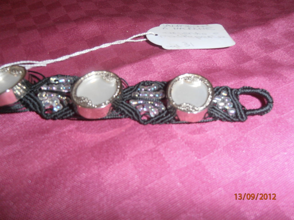 Bracciale in macramè realizzato a mano, con lurex viola e sfera di