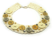 Collana fatta a mano realizzata con base in crochet e composizione di bottoni ed elementi vintage