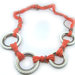 Collana fatt a mano realizzata con fili di lana arancione, catenine e anelli bianchi modello navy