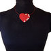Collana fatta a mano realizzata con filo metallico, cuore in pelle e strass