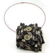 Collana fatta a mano realizzata con filo metallico, tessuto tartan in cotone e bottoni vintage