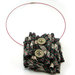 Collana fatta a mano realizzata con filo metallico, tessuto tartan in cotone e bottoni vintage