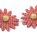 Orecchini fatti a mano composti da fiore in cotone e perla centrale