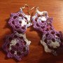 Orecchini viola e bianco a forma di doppio fiore