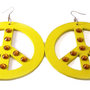 orecchini in legno color giallo neon con simbolo della pace