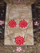 parure: collana rossa all'uncinetto con perline