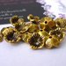 Coppette floreali in lega metallica, color oro anticato, Nickel free e Lead free.  