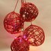 Grappolo di palle natalizie in lana con luci incorporate. Vari colori.