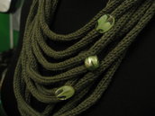 Inserzione per Merdy -- Collana tubolare in lana verde