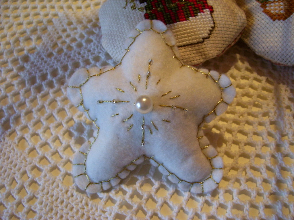 Albero Di Natale Dorato Fai Da Te Realizzato Con Perline E Ghirlanda Delle Perle Guida Sulla Foto Come Fare Un Decorativo Da Cartone Stelle Image132850559