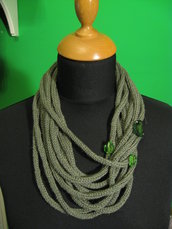Collana in lana verde tubolare