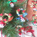 Ghirlandina in vimini natalizia decorata ad uncinetto in cotone