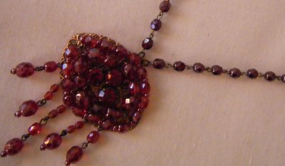 collana modello rosario con ciondolo grande in mezzo cristallo viola,rosso e rosa,fatta a mano collana modello rosario con ciondolo grande in mezzo cristallo viola,rosso e rosa,fatta a mano