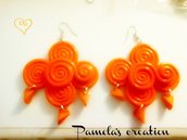 Orecchini ghirigori color arancione fimo e perline