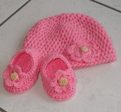 cappellino e scarpine neonata