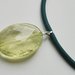 girocollo in caucciù verde con medaglione trasparente