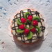 Miniatura torta rotonda con fragole e kiwi