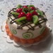 Miniatura torta rotonda con fragole e kiwi
