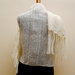 Stola, tessuta con telaio a mano,  in pura lana avorio con piccoli fiocchi 