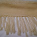 Stola, tessuta con telaio a mano,  in pura lana avorio con piccoli fiocchi 