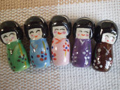 5 Perline Bambole Kokeshi in Porcellana 5 Colori