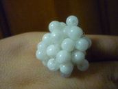 Anello perle bianche su base traforata