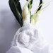 Boutonniere Uomo Matrimonio - Rose Bianche, Cotone, Pizzo, Raso, Fiore all'Occhiello