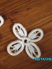 orecchini pendenti in cotone bianco fatti a mano