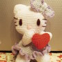 Amigurumi Hello Kitty Angioletto con cuoricino rosso